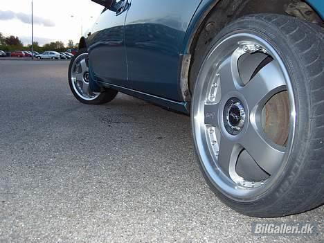 Mazda 323f - da jeg lige havde købt den fik fælgene lige en ordenlig tur billede 2