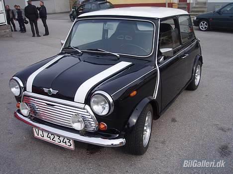 Mini morris maskot 1000 - her er min mini i ystad på vej hjem for første gang billede 1