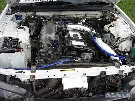Nissan Skyline R33 GT-S T  - Nu med poleret motorrum billede 3
