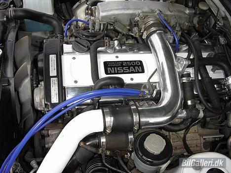Nissan Skyline R33 GT-S T  - Poleret og lækkert Motorrum billede 4