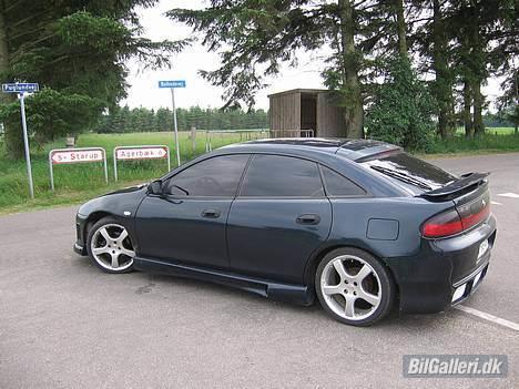 Mazda 323F *TOTALSKADET* billede 1