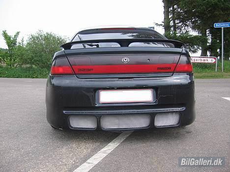 Mazda 323F *TOTALSKADET* billede 3