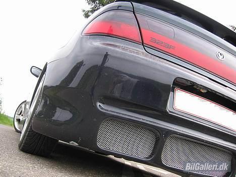 Mazda 323F *TOTALSKADET* billede 4