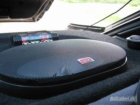 Mazda 323F *TOTALSKADET* billede 9