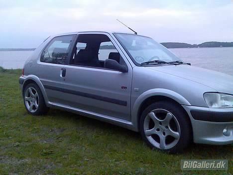 Peugeot 106 Gti - Det kommer til at hjælpe når jeg får mit brede skørtesæt på!! billede 4