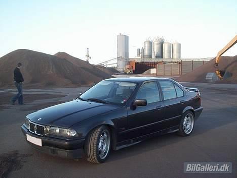 BMW 320 I billede 1
