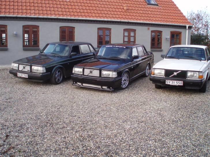 Volvo 240 Turbo - Min volvo i midten, sammen med nin brors to volvoer...  billede 2