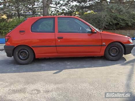 Peugeot 306 •SOLGT• - Mangler der noget. Hmm ja tror jeg nok. måske lige et par fede fælge *lol* billede 4