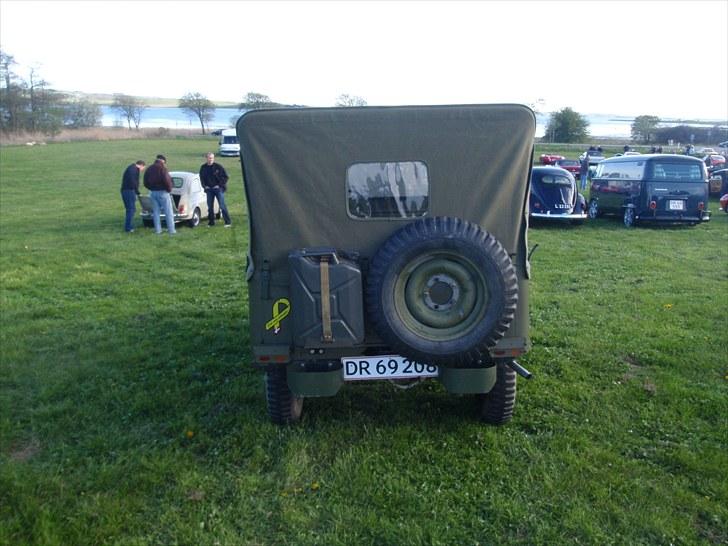 Jeep Willys CJ3B - Det ser godt ud bagfra nu når den har fået top på. billede 5