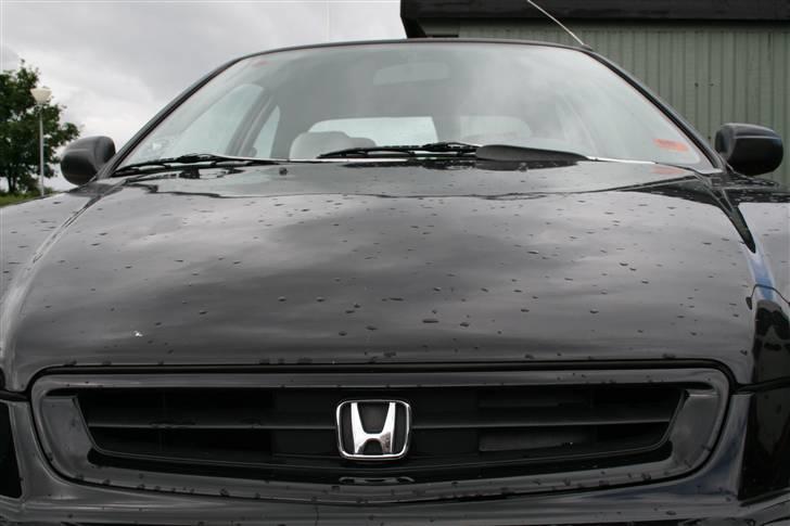 Honda Civic EJ9 1,4 iS *Solgt* - Close up af kølergrillen og H logoet. billede 8