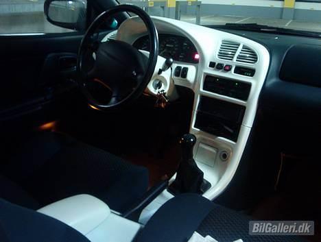 Mazda 323F 2.0 GT V6 Solgt - kabine.. den er bare kedlig sort venyl fra ny... og det kan vi jo ikke have! billede 17