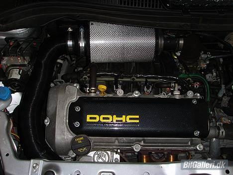 Suzuki Swift Hardstylers.dk  - SUKI med Apiro Diavalo carbon luftfilter og carbon ventil dæksel med malet DOHC logo billede 9