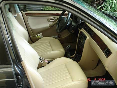 Rover 420 SI  - Stuen i en Rover er nu noget særligt... bløde flødefarvet sports lædersæder...  billede 5