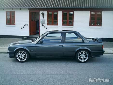 BMW E30 320i SOLGT billede 2