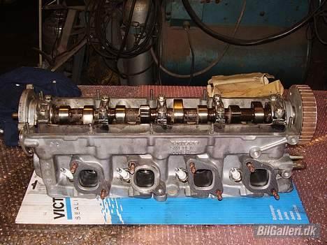 Volvo 740 tic.    solgt - ja så har jeg fået  toppen ordnet den er blevet  planslibet og har fået tjekket ventiler og så er der kommet anden knast i plus justerbar knasthjul og en forstærket toppakning. billede 8