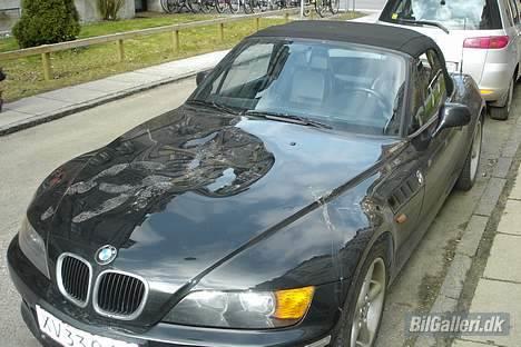 BMW Z3 - Fandme irriterende man ikke kan have noget i fred !!!!  Motorhjælm smadret, huller i kalechen, bule i bagklap, ridser på bagkofanger, ridset hen ad siden.  Og det er fandme tredje gang det sker !!! billede 4