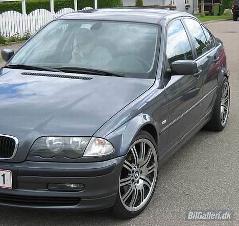 BMW E46 316 - SOLGT - Som de kan ses rager baghjulene 3 cm ud over skærmene. Ser vanvittigt ud  billede 11