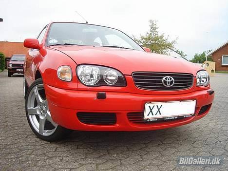 Toyota corolla 16v - Den er Rød.. ikk den der fesene orange som kameraet sys... :P billede 1