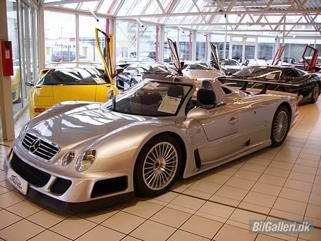 VW Passat GT 35i - Det er vidst det man kalder den ultimative forhandler! I baggrunden ses utallige Diablo´er og en XJ220... billede 15