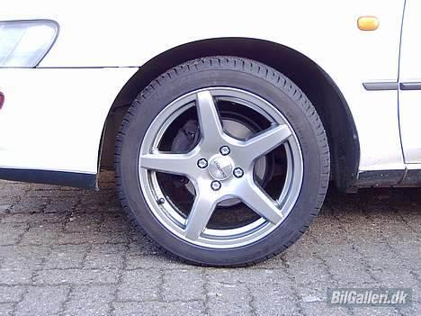 Toyota Corolla 1,3 XLI - De nye fælge.. de er fede! billede 13