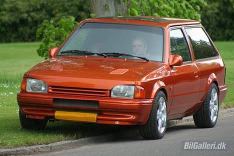 Ford escort van  - holdt lige øje med regnvejr mens fotograf blev våd hi hi billede 1