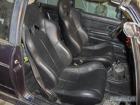 VW Golf Cabriolet GTI - Så kom sæderne i med originale vw understæl, bilen trænger til en støvsuger billede 13