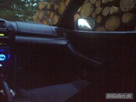 Mazda 323f - indvendig i bilen billede 8