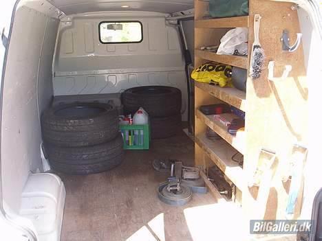 VW Transporter "soldt" - Ja der kan lige ligge en bokser der er 1,40 mellem hjulkasserne, bare ikke nu hvor reolen er der billede 6