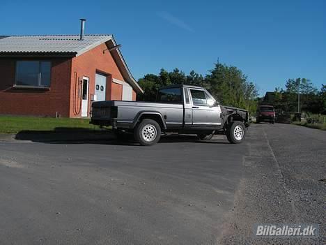 Jeep Comanche 4.0 Eliminator - Ladet er løst, skal bare lige ha lavet noget midlertidigt ophæng til tanken inden jeg tár den af... :S billede 11