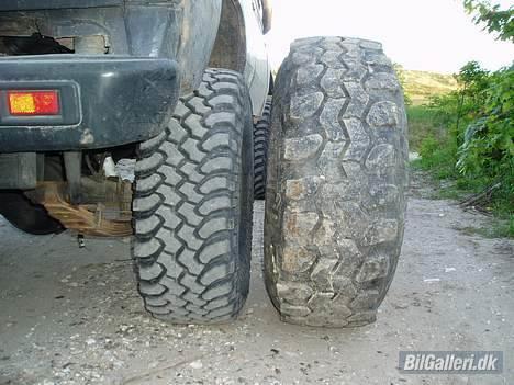 Toyota Landcruiser HJ60 *Solgt* - Her holder mine mariekiks lige ved siden af et sæt BF 33x12,5x15..  billede 11