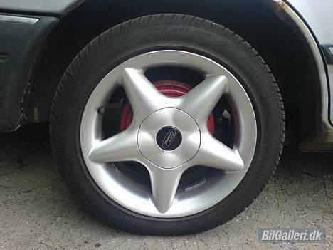 Ford Sierra - Så kom aludrengene på. Fik ved samme lejlighed malet mine tromler og kalibre røde. billede 5