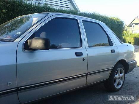 Ford Sierra - Siden skråt forfra med tonede sideruder billede 8