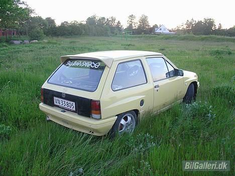 Opel corsa a GT - så kom der hækspoiler .. eneste i dk..! og nej den er ikke malet.. bilen skal til og have lavet lidt rust i skærmkanterne osv.. og så skal den fuld lakeres =) billede 15