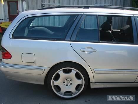 Mercedes Benz e 210 billede 1