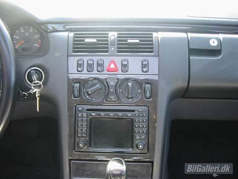 Mercedes Benz e 210 billede 2