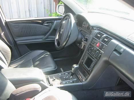 Mercedes Benz e 210 billede 4