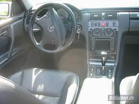 Mercedes Benz e 210 billede 5