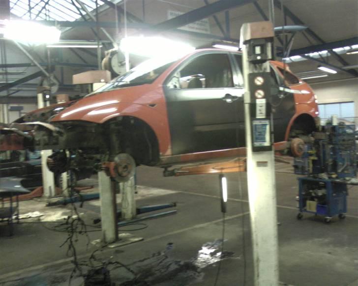 Ford Focus "Solgt" - Ud med motoren når bilen ska males! billede 3