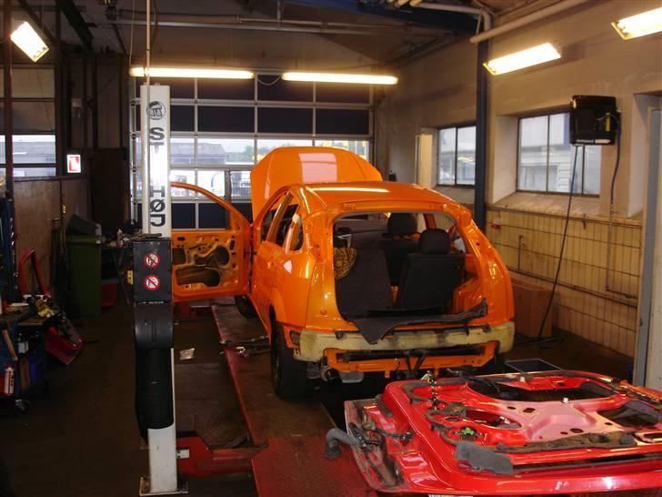 Ford Focus "Solgt" - Her er motoren kommet i igen, ska til at samle døre, klapper osv. billede 7