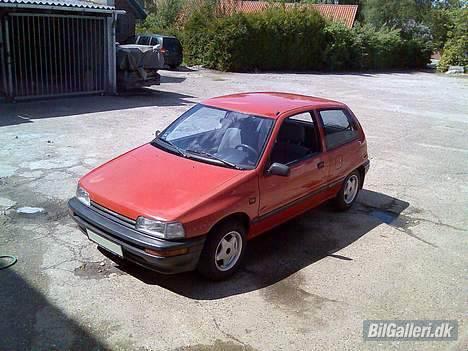 Daihatsu Charade total skadet billede 2