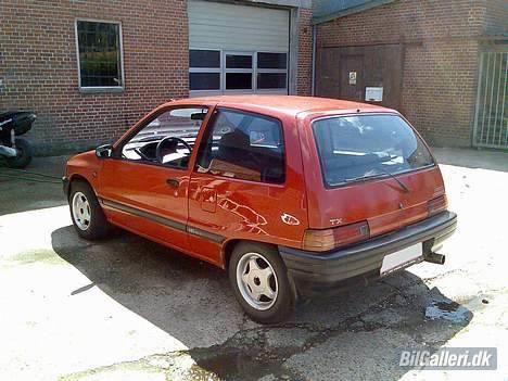 Daihatsu Charade total skadet billede 4