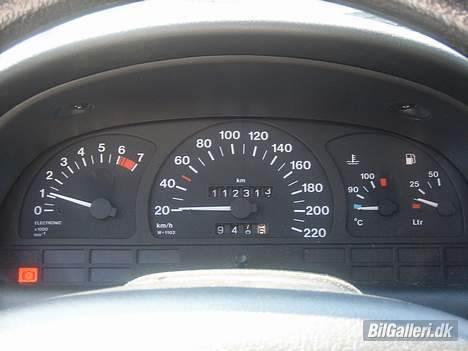 Opel Astra F 1,6 -Totalskadet- - Ja, jeg ved det... Støv på instrumentbordet... :I billede 13