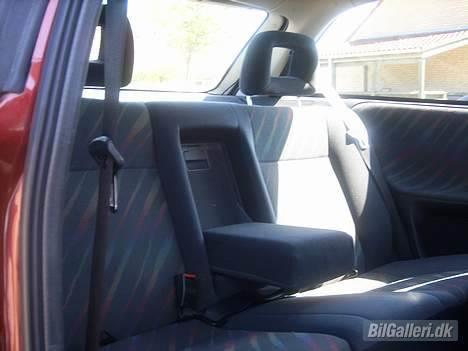 Opel Astra F 1,6 -Totalskadet- - Armlæn bag. En del af comfortpakken. billede 18