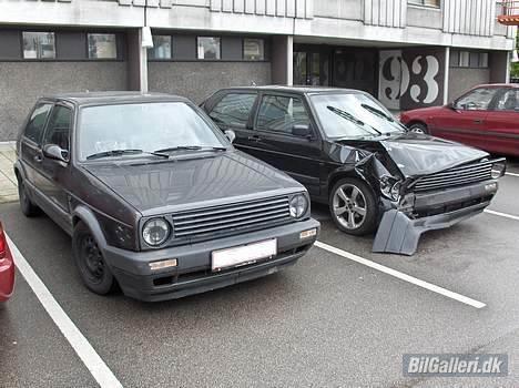 VW Golf II 2,0 16V - Her er så min "nye" goller sammen med den gamle inden den blev kørt væk :o( billede 4