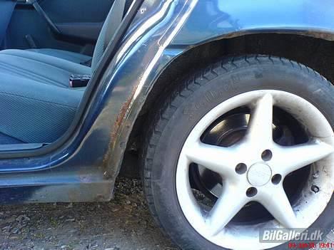 Opel Vectra 2.0i GL (Solgt) - hehe.. jaa.. rusten er original tror jeg nok. billede 3