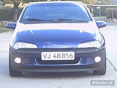 Opel tigra - fronten som jeg som jeg lige har fået sparlet op og malet billede 2