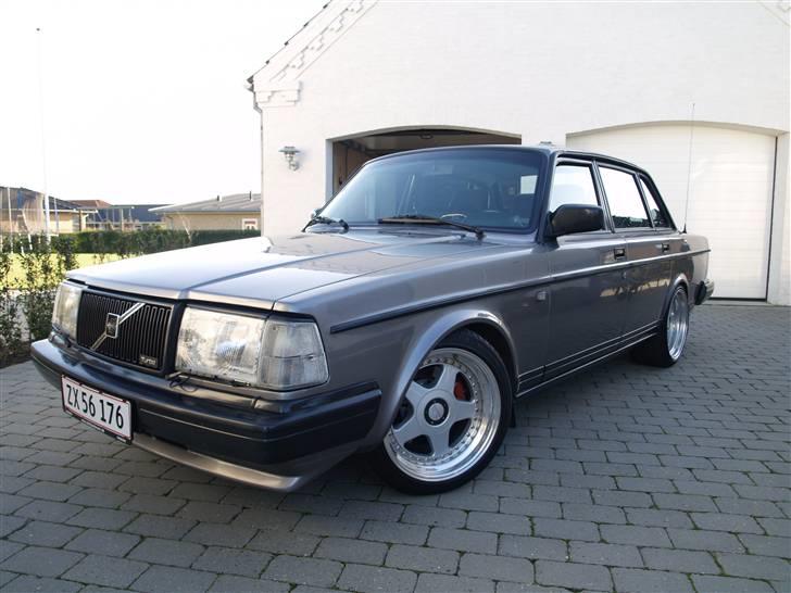 Volvo 240 GLT - 240´ern aug 2009, jeg har monteret nye fælge Oz split 8.5 og 10" brede og 17" i højden  billede 1