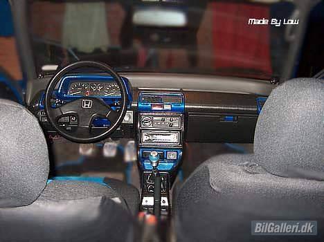 Honda Civic 1.4 GL - Cockpittet, med det store ROR, kunne godt bruge et lille Sparco rat. billede 8