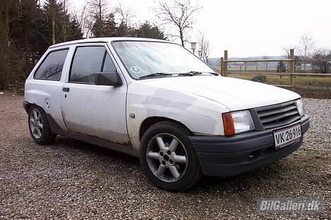 Opel Corsa A **DØD** - har os lige en ny forskærm og ligge (det er bare det med at tage sig sammen til at få malet og sat på) billede 1