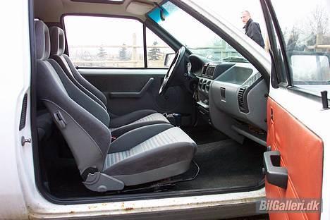 Opel Corsa A **DØD** - GSI kabine og min dejlige brune dørbeklædning. (har en ny dør da de forpulede tyve har smadret den)  billede 5